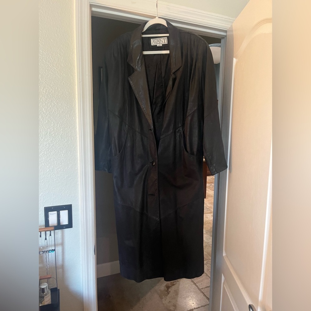 Avanti Women's Elegant Black Genuine Leather Jacket